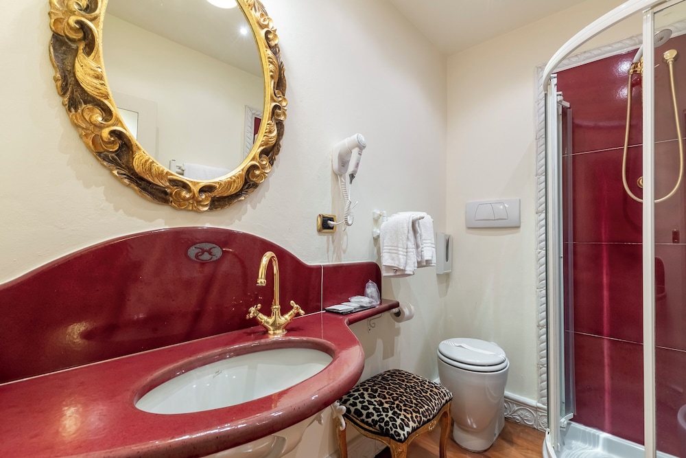Economy Double Room - Photo 17