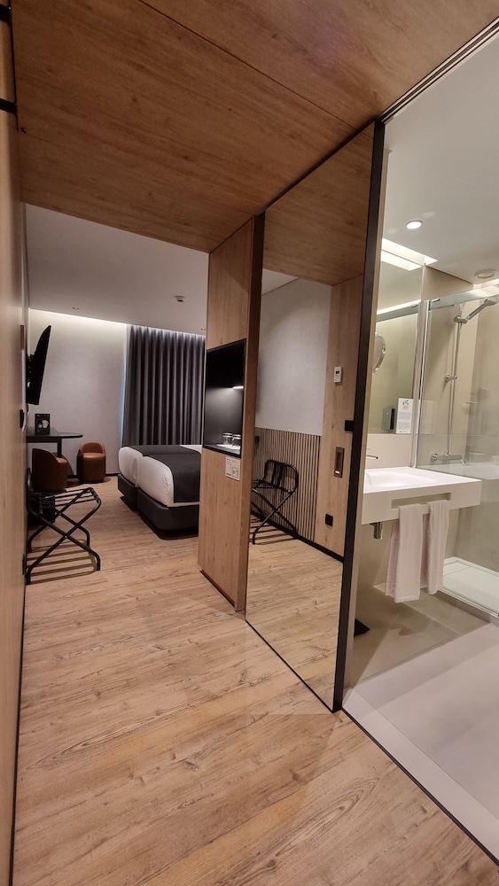Standard Twin Room - Photo 9