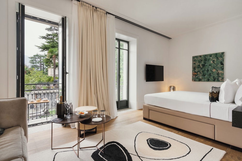 Junior Suite, Partial Lake View