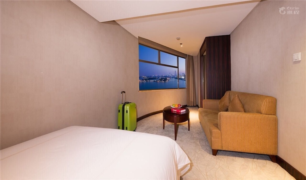 Elegant Lake View Family Suite photo 1