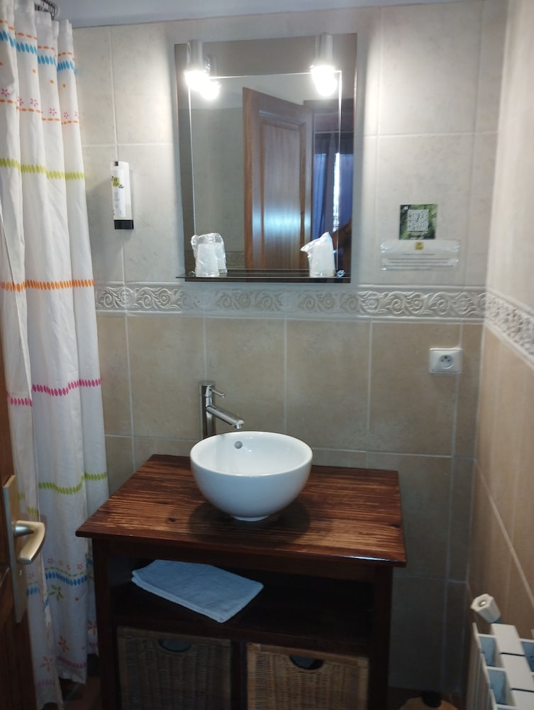 Standard Twin Room - Photo 4