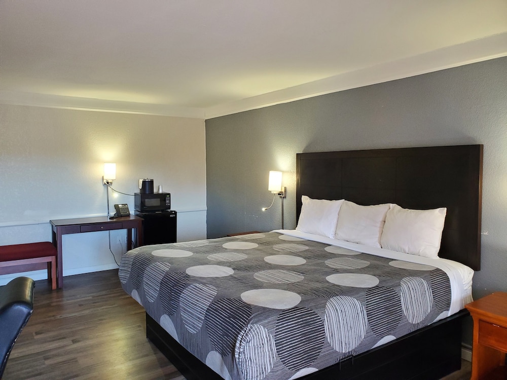 Deluxe Room, 1 King Bed, Smoking, Refrigerator & Microwave photo 1