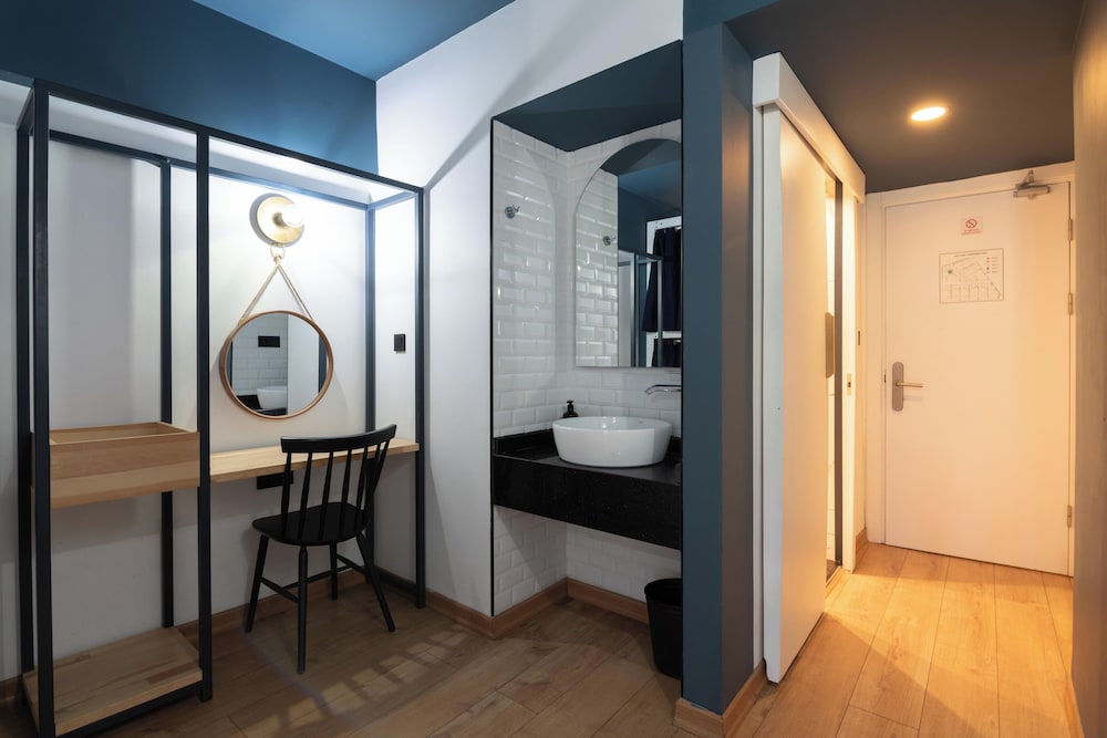 Bed in shared 4 mixed dormitory with private bathroom photo 2