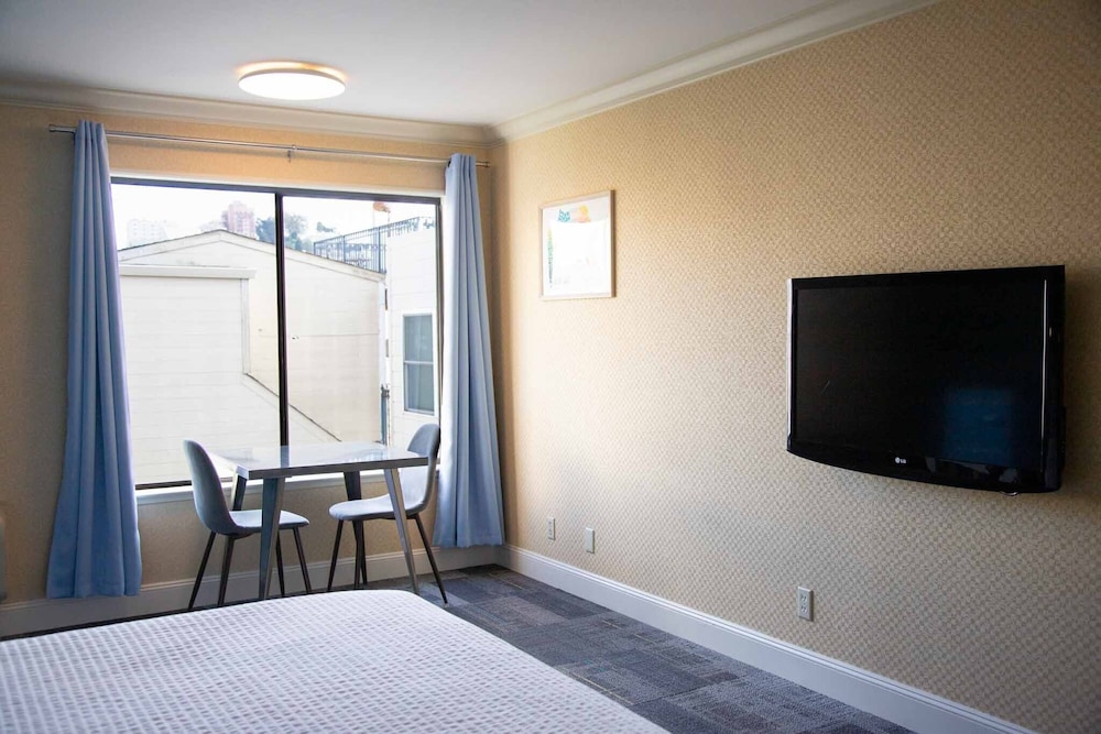 Queen Room with Ensuite - Photo 8