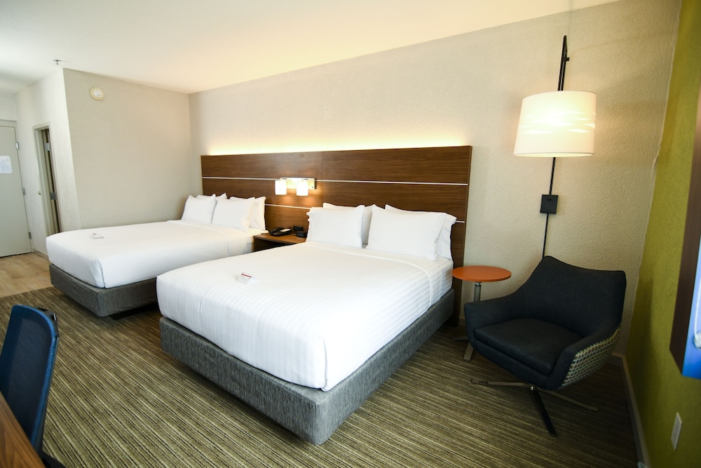 Standard Room, 2 Queen Beds - Photo 9