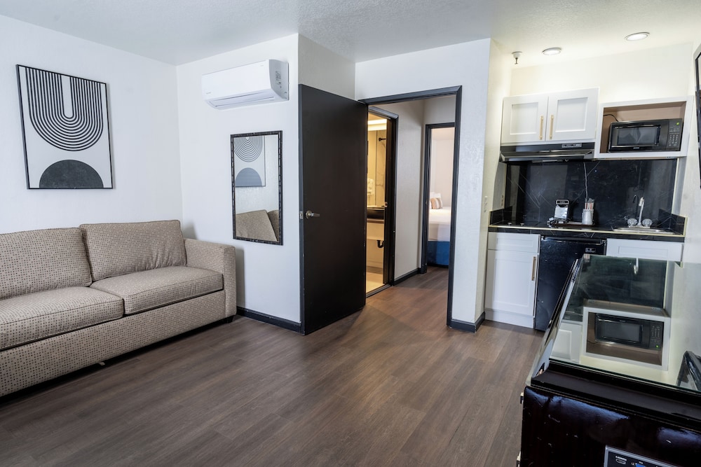 Suite, Multiple Beds, Kitchenette - Photo 4