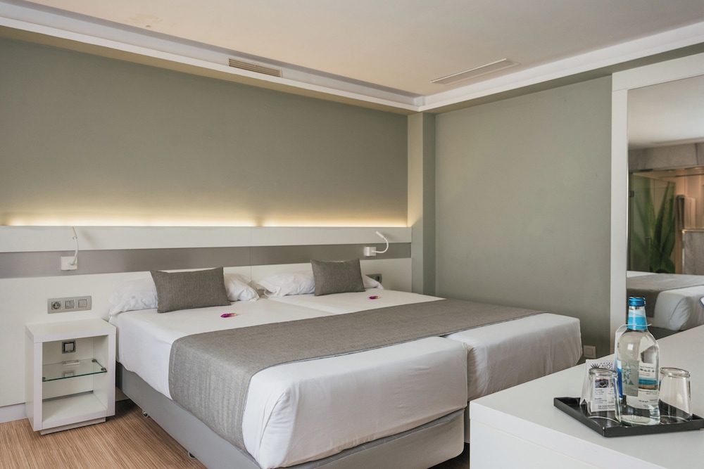 Single Room (Interior)