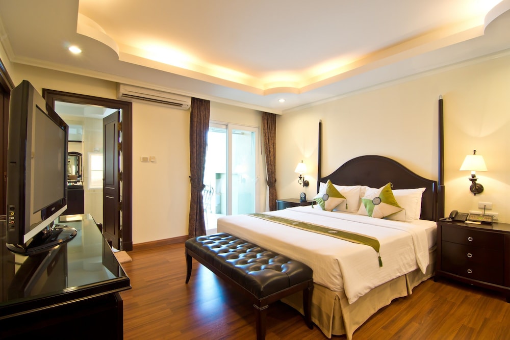 Suite, 1 Bedroom - Photo 13