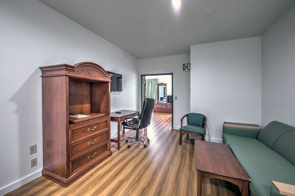 Deluxe Suite, 1 King Bed, Smoking, Hot Tub photo 3