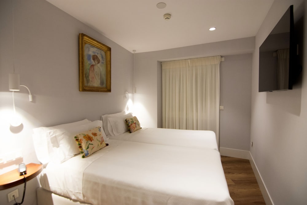 Double or Twin Room - Photo 15