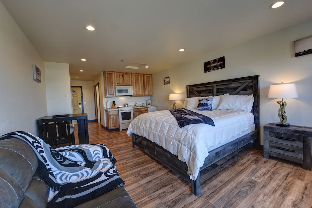 Premium Studio, 1 King Bed, Ocean View, Oceanfront photo 2