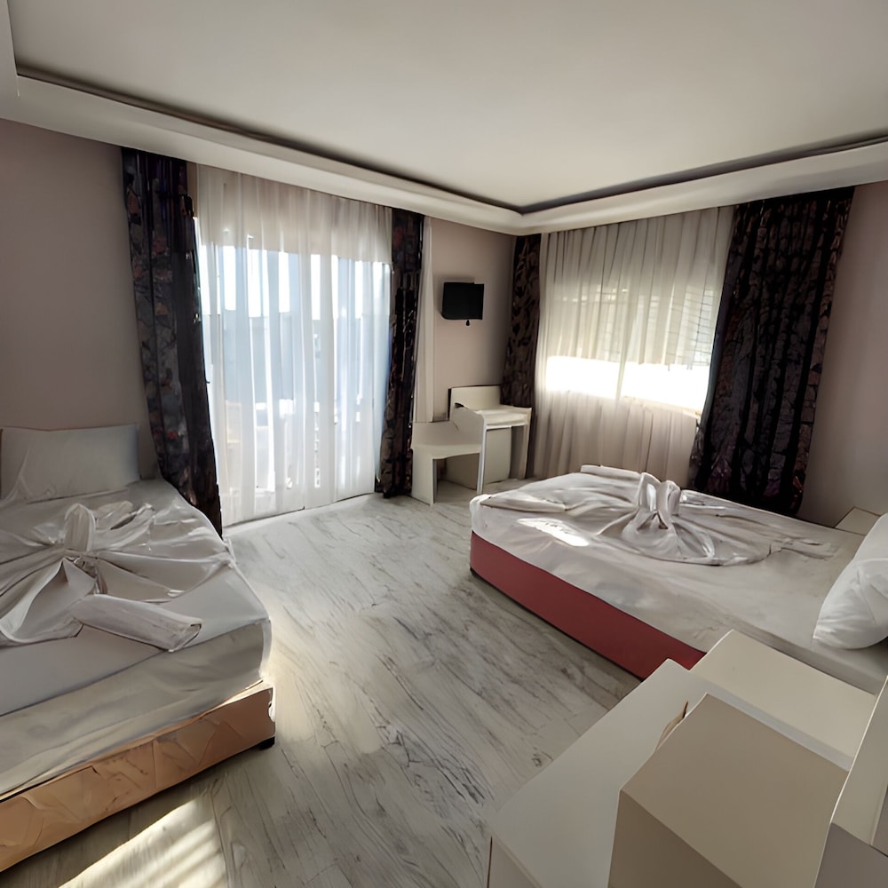Deluxe Room with Partially Sea View photo 3