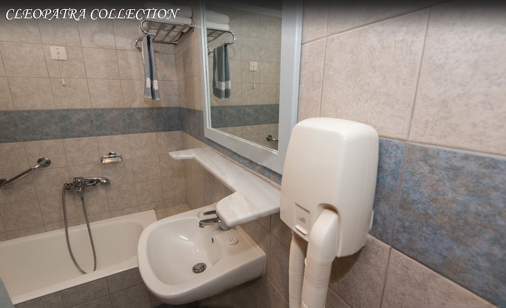 Superior Double or Twin Room, Pool View photo 2