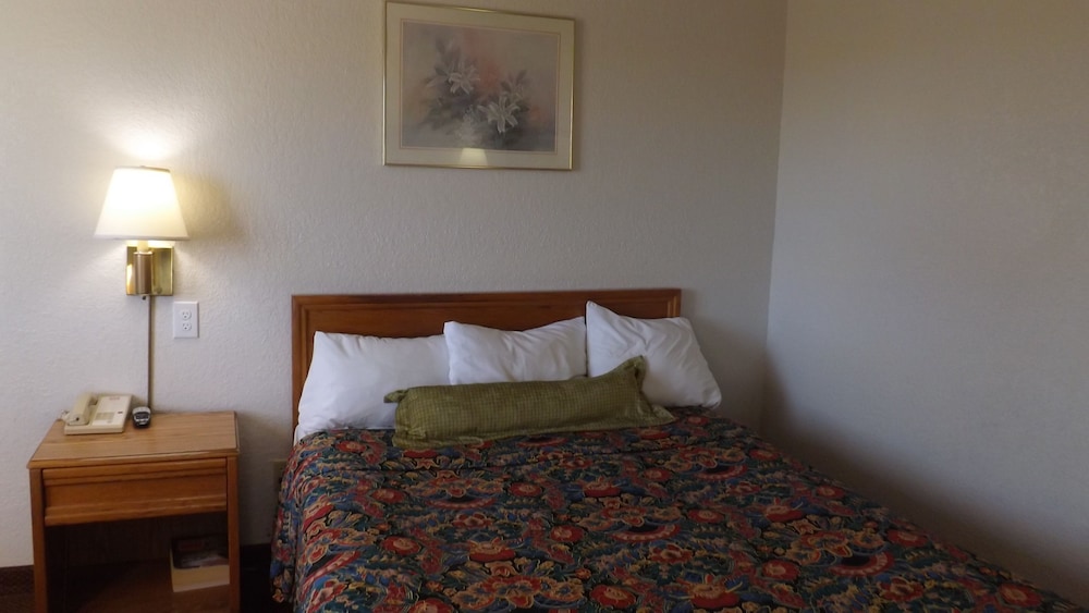 Standard Room, 1 Queen Bed, Accessible - Photo 3