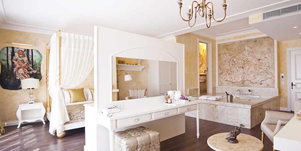 Deluxe Suite, Jetted Tub photo 2