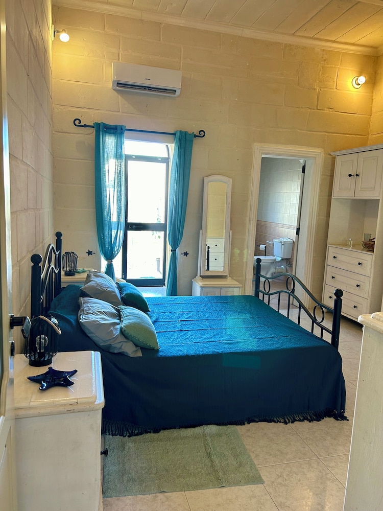 Classic Double Room, Accessible Bathtub, Pool View