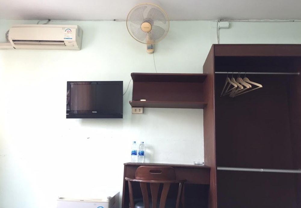 Standard Twin Room with Air-Conditioner and Private Bathroom photo 2