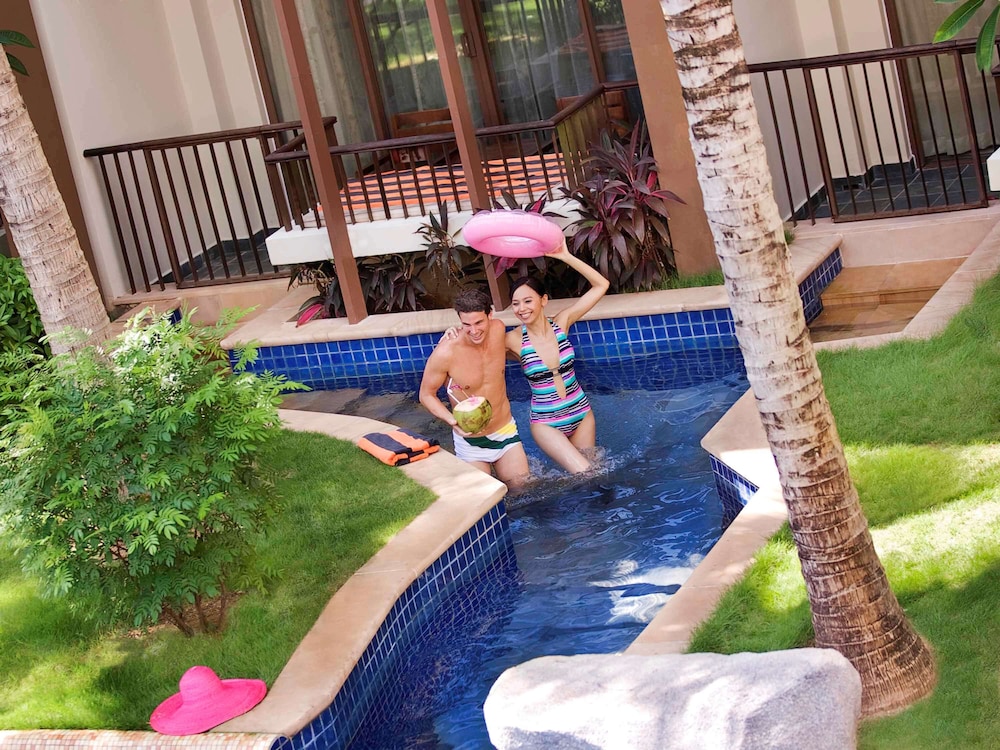 Deluxe Room, 1 King Bed, Pool Access photo 3