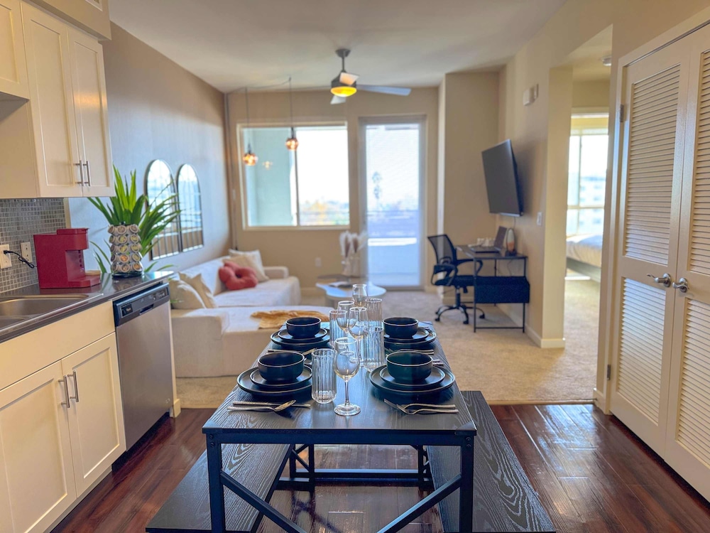 Stylish Getaway W Pool GYM Parking 10 Min to Cedar, Billede 4