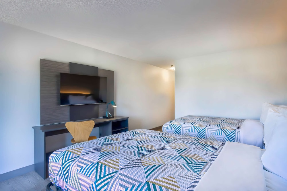 Standard Room, 2 Double Beds, Accessible, Smoking photo 3