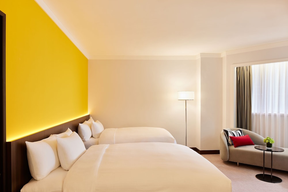 Superior Suite with The Continental Club Lounge access photo 3