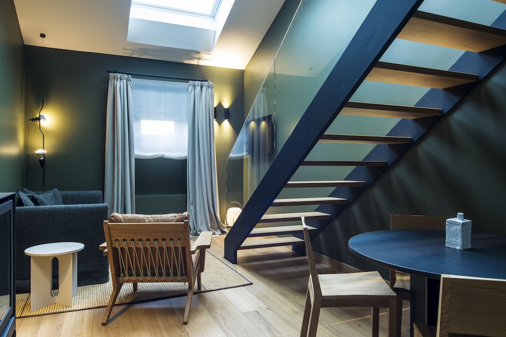 Deluxe Duplex - Photo 2