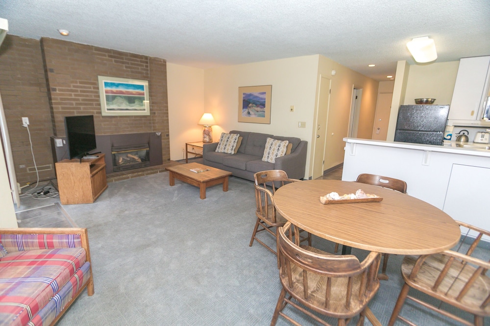 Signature Room, 1 King Bed with Sofa bed, Kitchen, Pool View (1 Bedroom Unit- 110- Pet Friendly) - Photo 8