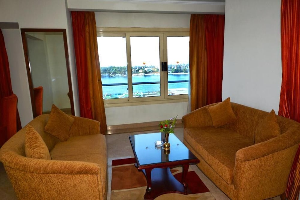 Suite, River View - Photo 6