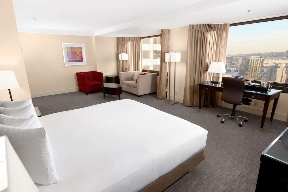 Deluxe Room, 1 King Bed, Accessible, Corner (Mobility, Hearing, Roll-In Shower) - Photo 2