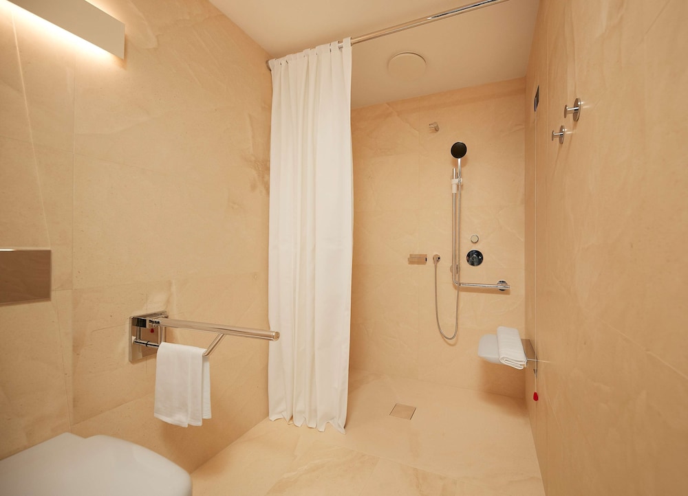 Accessible Guest Room thumbnail 5