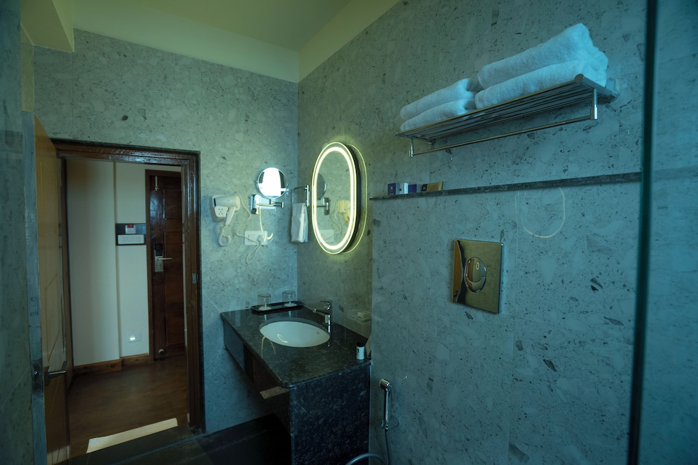 Attic Room - Photo 6