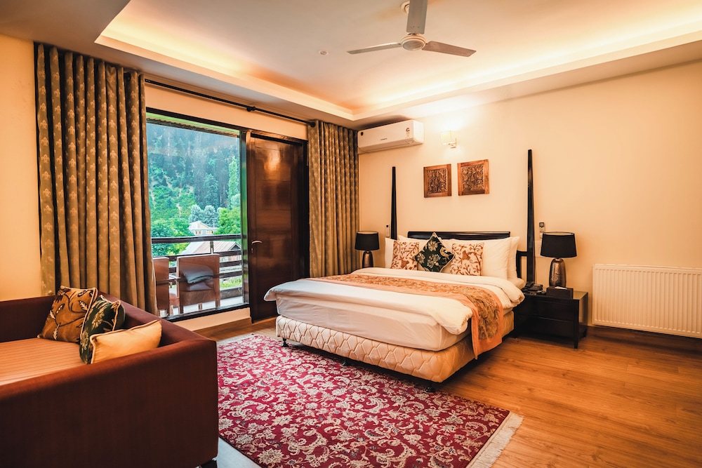 Luxury Suite with Balcony -Mountain View photo 1