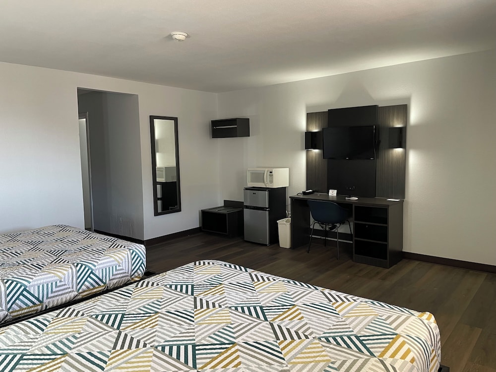 Deluxe Room, 2 Double Beds, Non Smoking, Refrigerator & Microwave - Photo 9