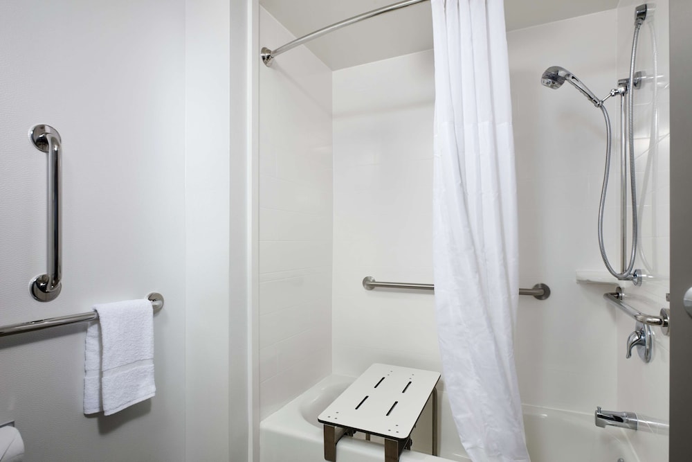 Room, 1 King Bed, Accessible, Non Smoking - Photo 4