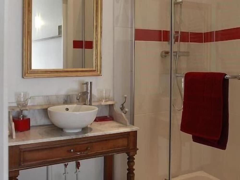 Double Room, Ensuite (La Chambre d'Henry) photo 3