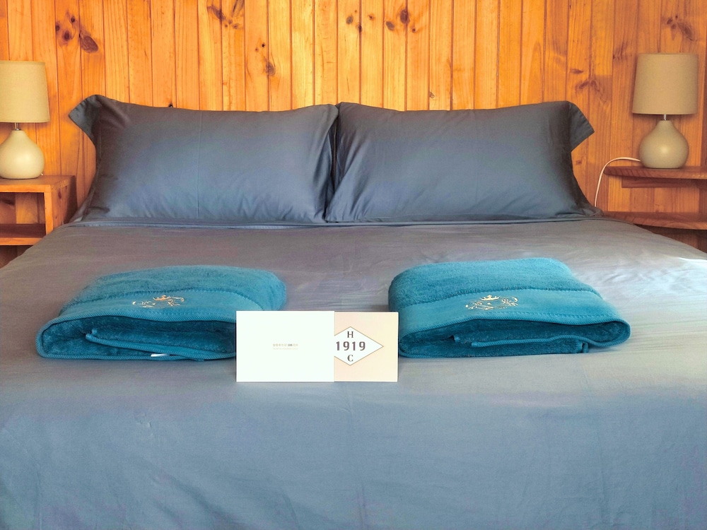 Queen Bed S/C Cottage with Country View Non Pet Friendly photo 1