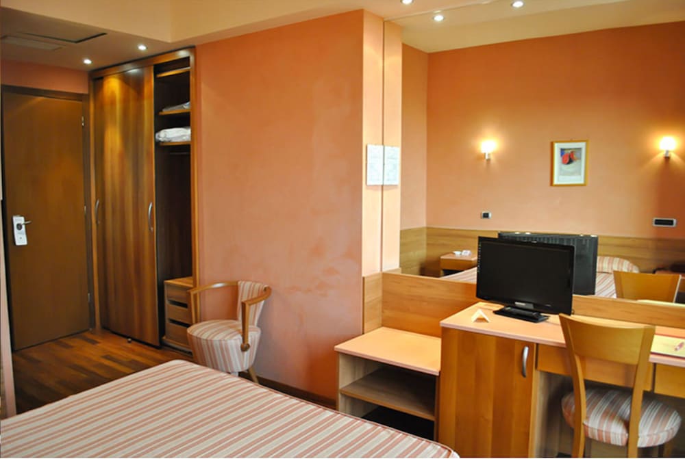 Double or Twin Room - Photo 5