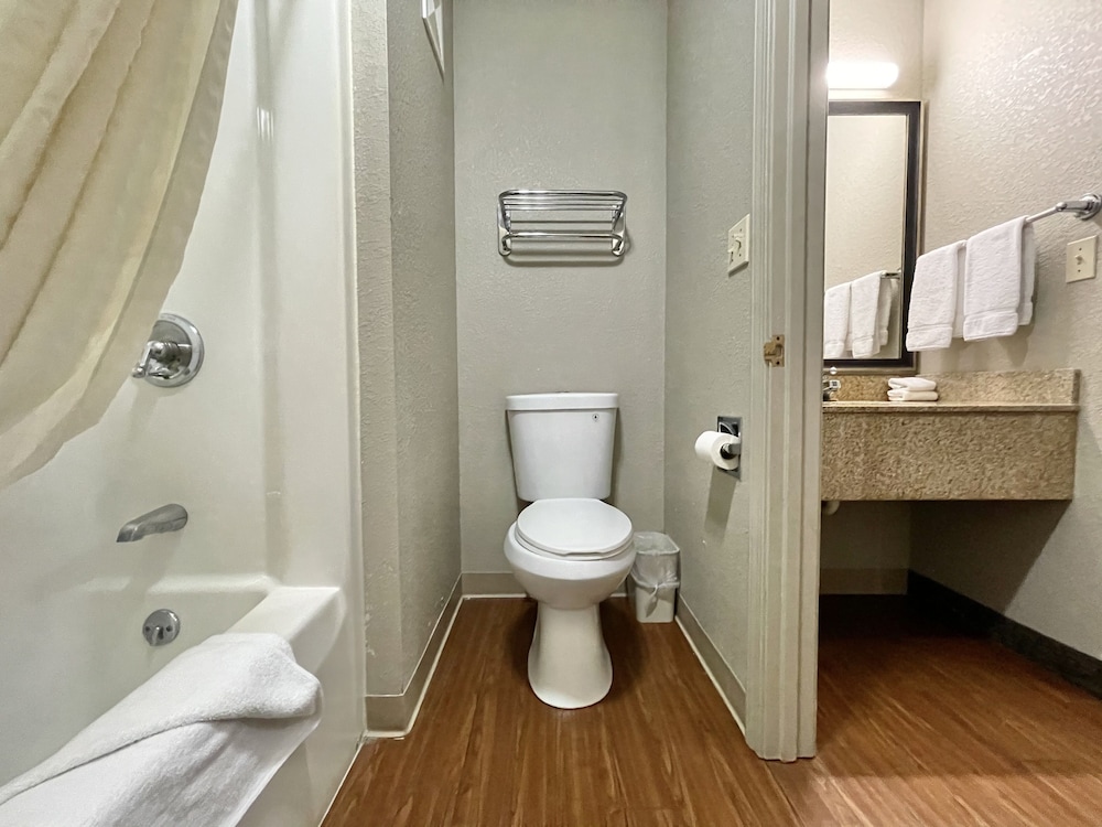 Exclusive Room, 2 Queen Beds, Non Smoking, Refrigerator & Microwave - Photo 4