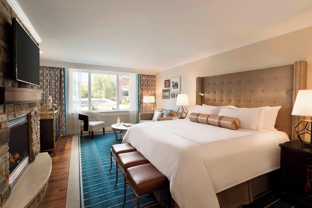 Deluxe Room, 1 King Bed, Fireplace - Photo 1