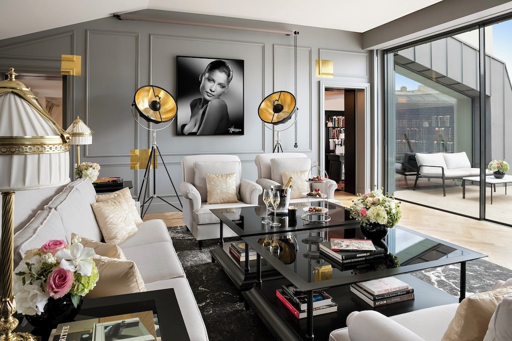 Suite (Harcourt) photo