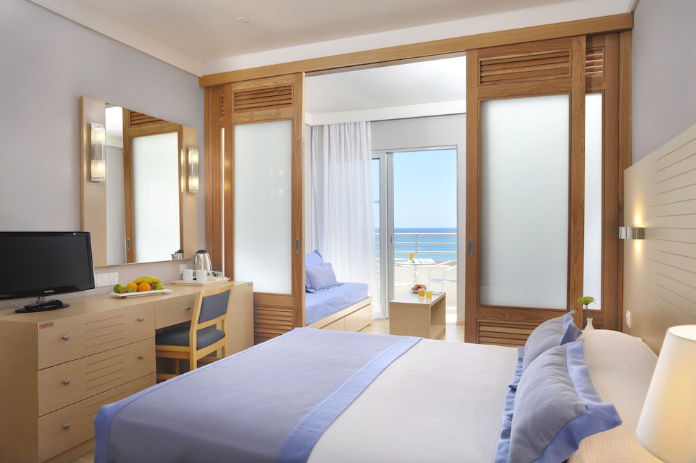 Family Room with Sliding Doors and Sea View