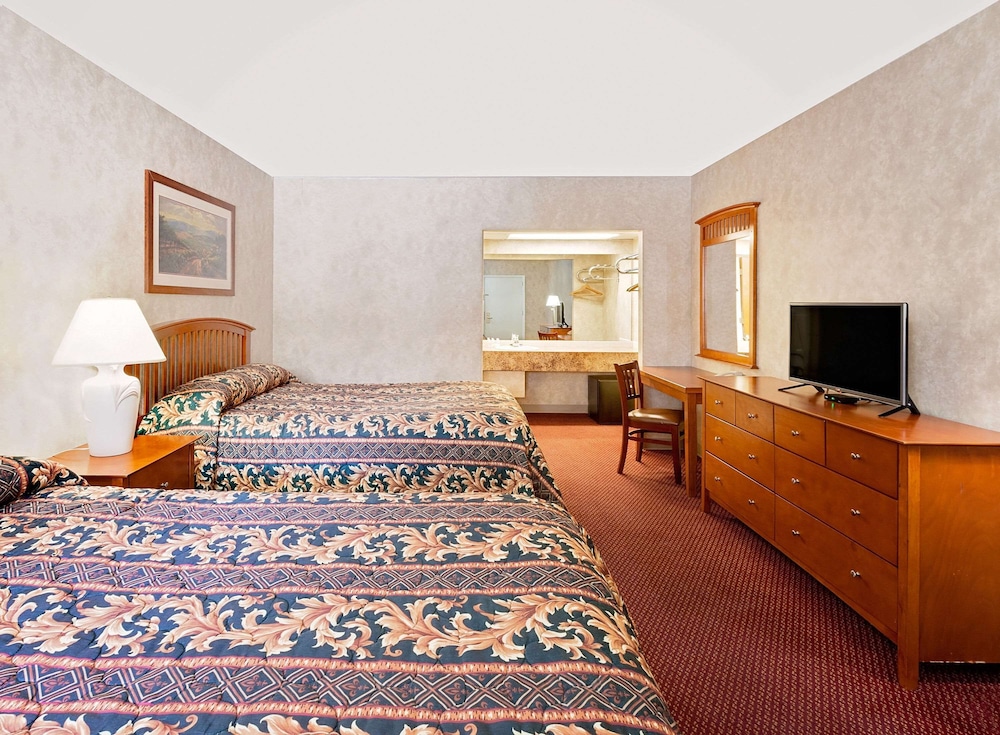 Room, 2 Queen Beds - Photo 1