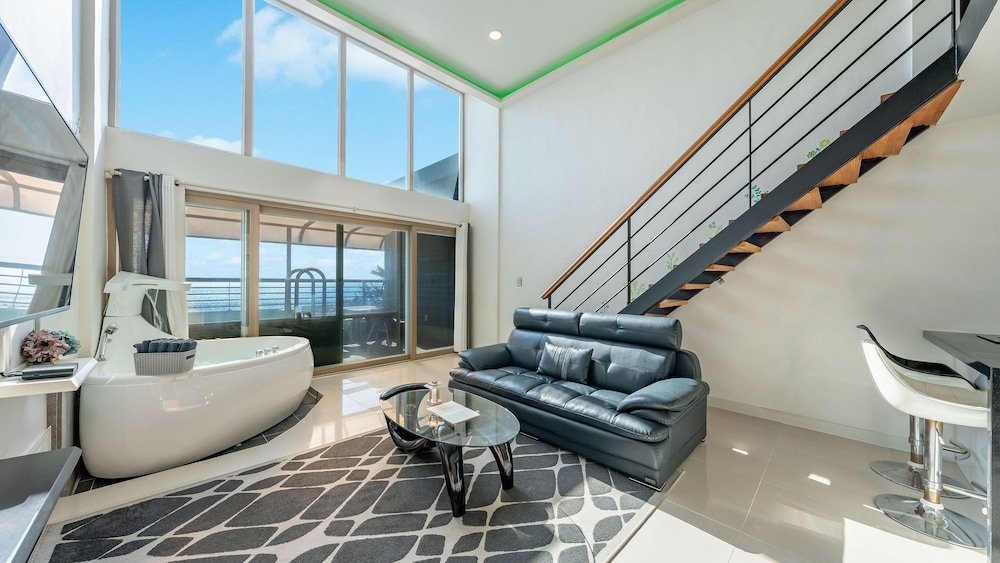 Basic Room, 1 Bedroom (Room 202 (Ocean View/Pool Villa))