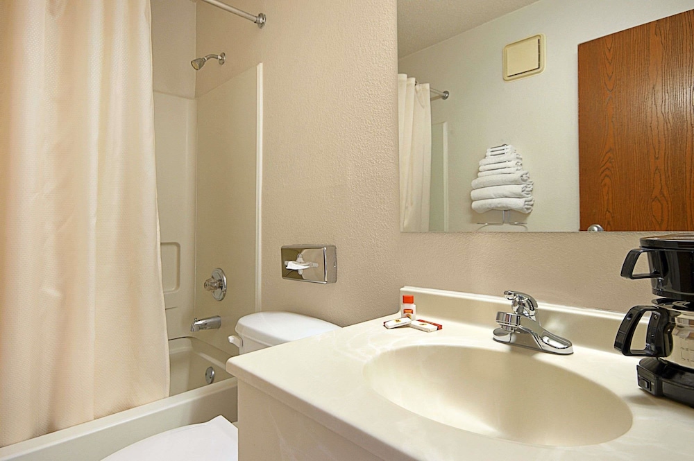 Standard Room, 1 Queen Bed photo 2