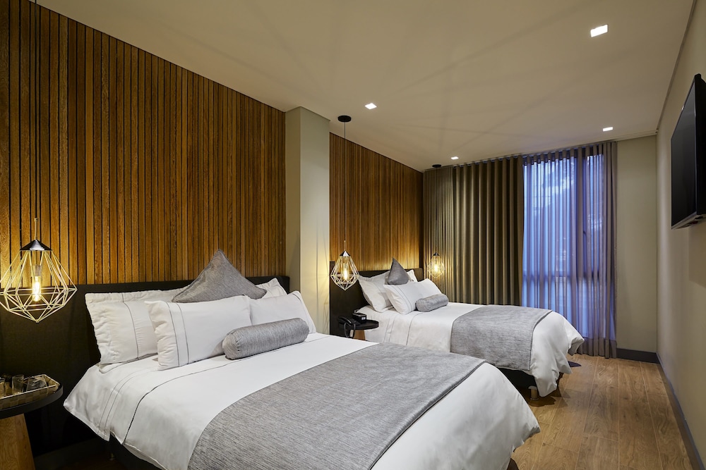 Superior Twin Room, 2 Queen Beds, City View photo 3