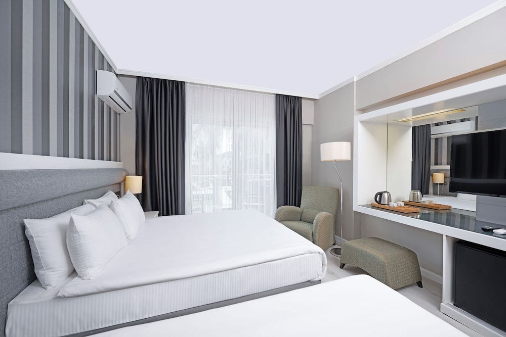 Superior Room, Pool View