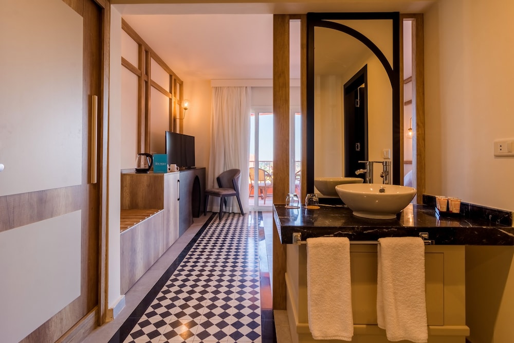 Deluxe Room, Sea View - Photo 3
