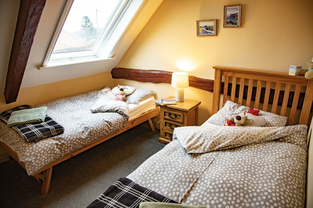 Family Cottage, 2 Bedrooms, Partial Sea View, Beachside photo 2