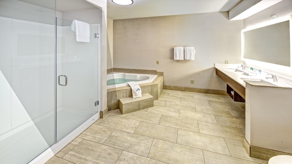 Standard Room, 1 King Bed, Jetted Tub - Photo 3