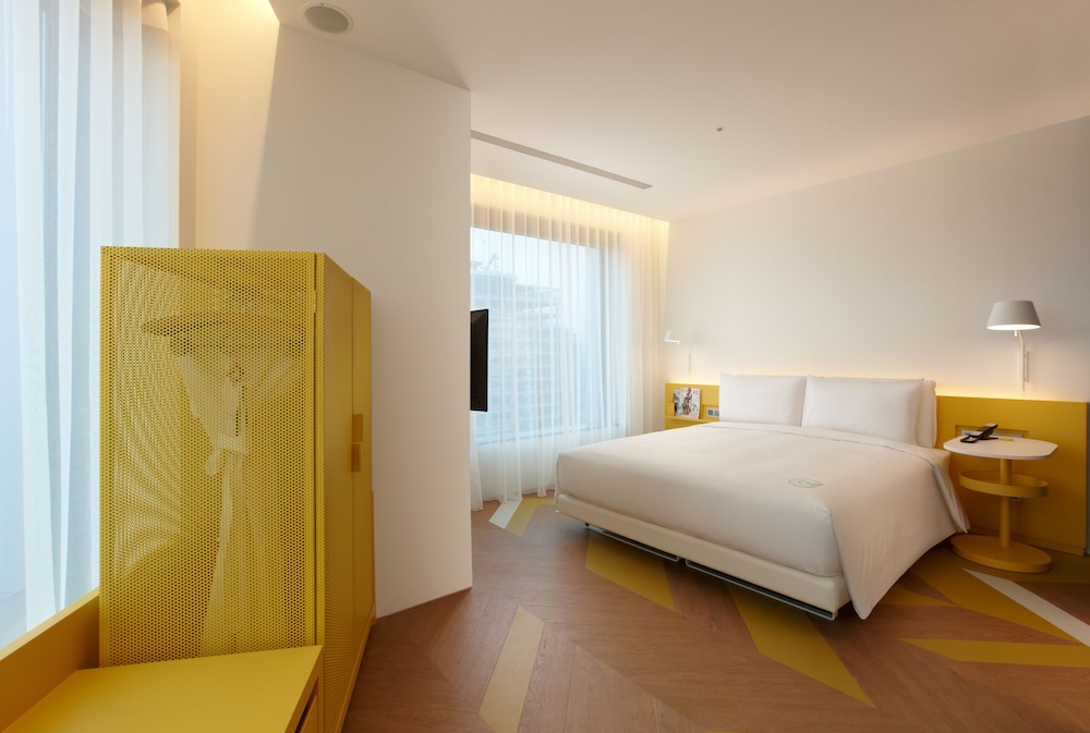 Deluxe Suite, 1 Queen Bed, Bathtub photo 1